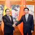 Le président de l’Assemblée nationale du Vietnam, Tran Thanh Man, et M. Wang Huning, membre du Comité permanent du Bureau politique du Comité central du PCC et président du Comité national de la Conférence consultative politique du peuple chinois. Photo : VNA