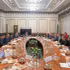 Le membre du Bureau politique et secrétaire du Comité du Parti de Hanoï, Tran Duc Thang s’entretient avec Dmitri Zverev, secrétaire d’État et vice-ministre russe des Transports. Photo: NDEL