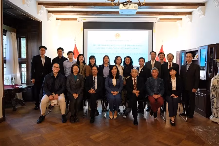 thu-truong-bo-ngoai-giao-le-thi-thu-hang-gap-go-tri-an-cac-the-he-kieu-bao-tai-dan-mach-va-thuy-dien-20250711071532.png