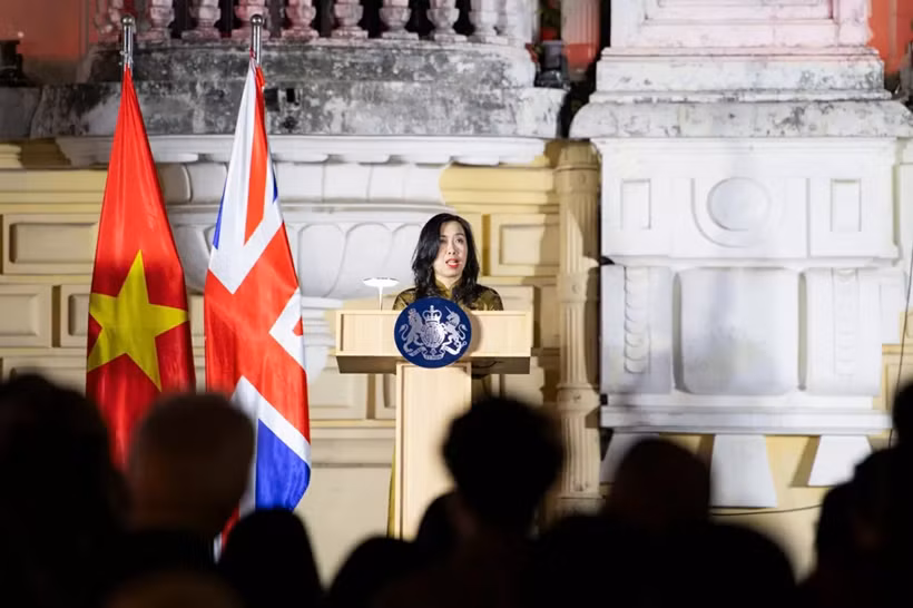 thu-truong-ngoai-giao-le-thi-thu-hang-viet-nam-tran-trong-tam-nhin-cua-vua-charles-iii-20251113234625.png
