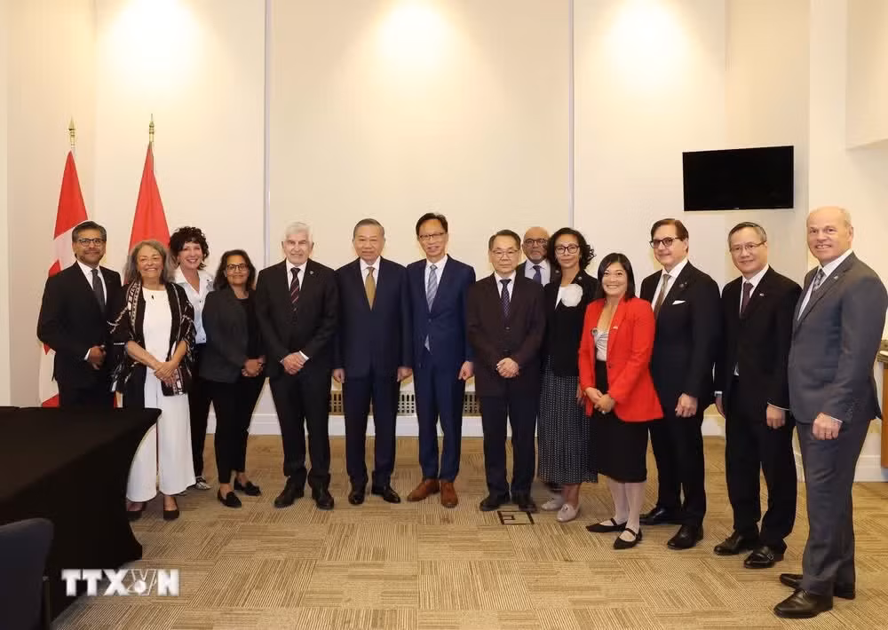 ttxvn-tong-bi-thu-chu-tich-nuoc-to-lam-tiep-nhom-nghi-si-huu-nghi-canada-viet-namjpg.jpg