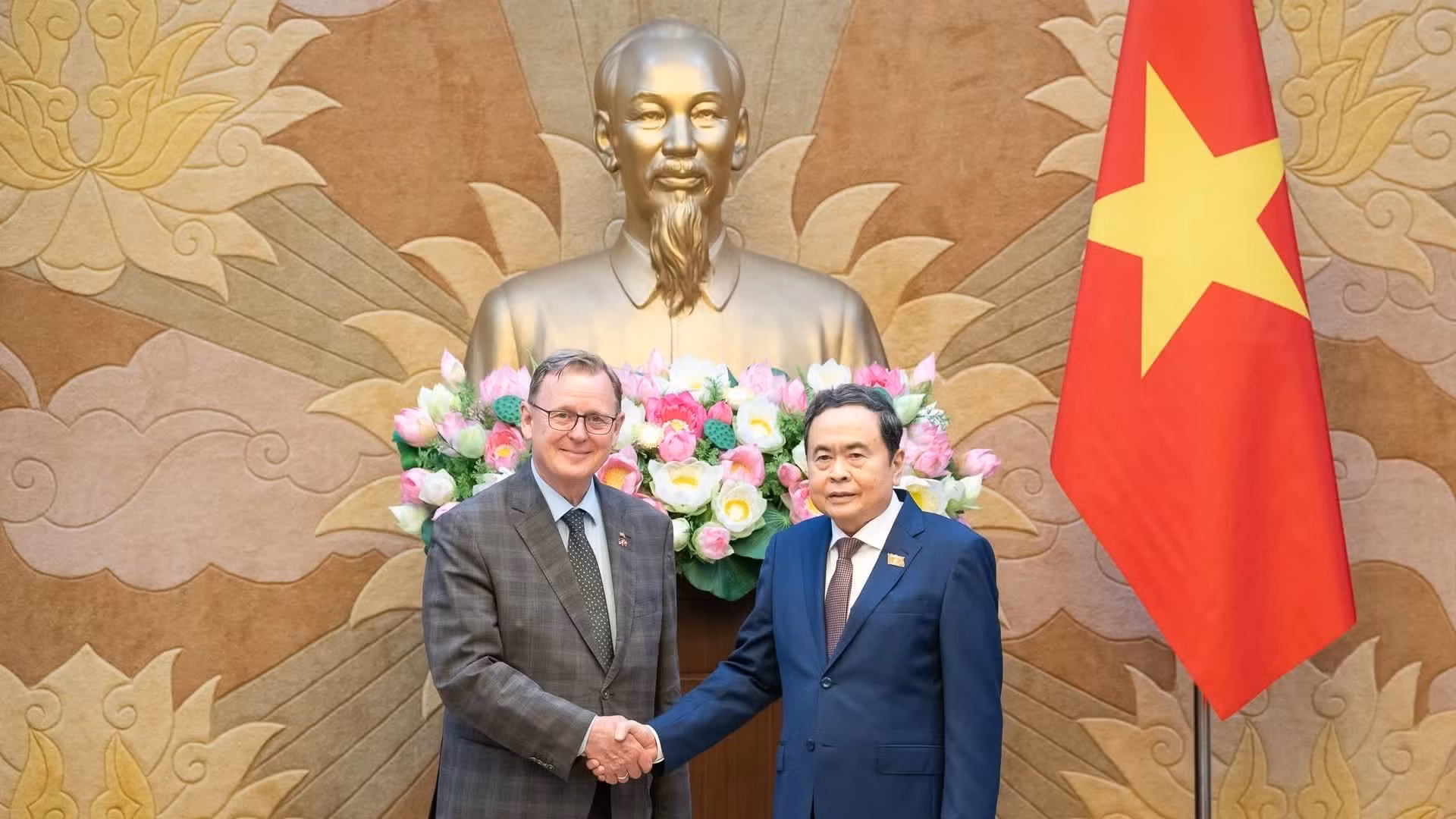 Le président de l’AN Tran Thanh Man (à droite), et le vice-président du Bundestag allemand, Bodo Ramelow.