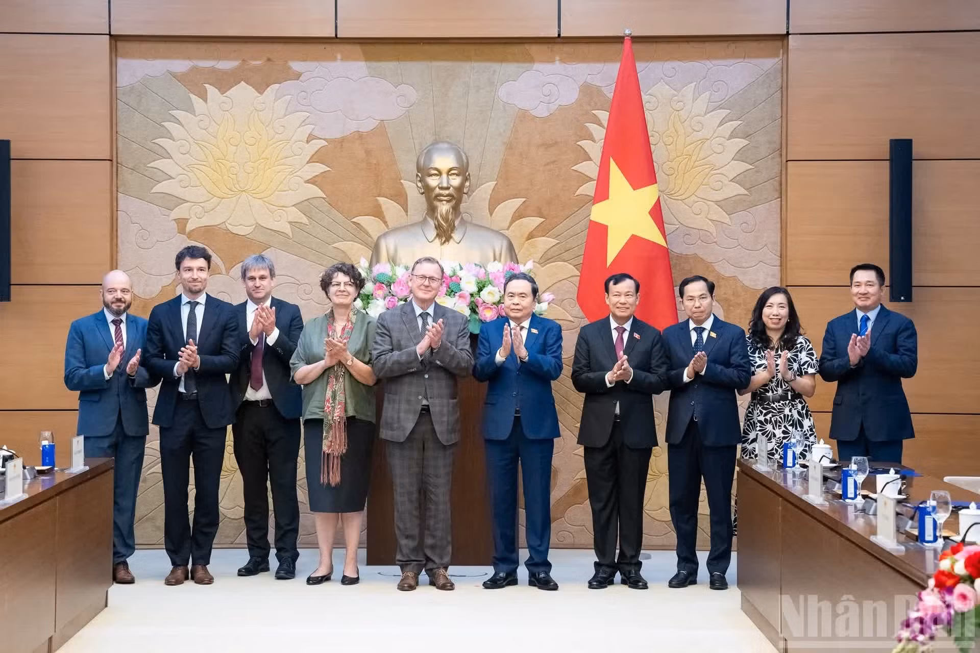 Le président de l’Assemblée nationale, Tran Thanh Man, et le vice-président du Bundestag allemand, Bodo Ramelow, aux côtés des députés des deux pays.