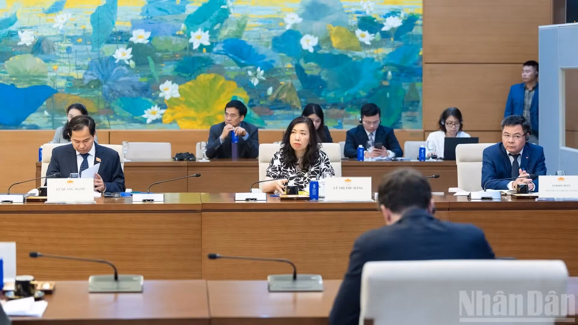 Des députés vietnamiens prennent part à la rencontre.