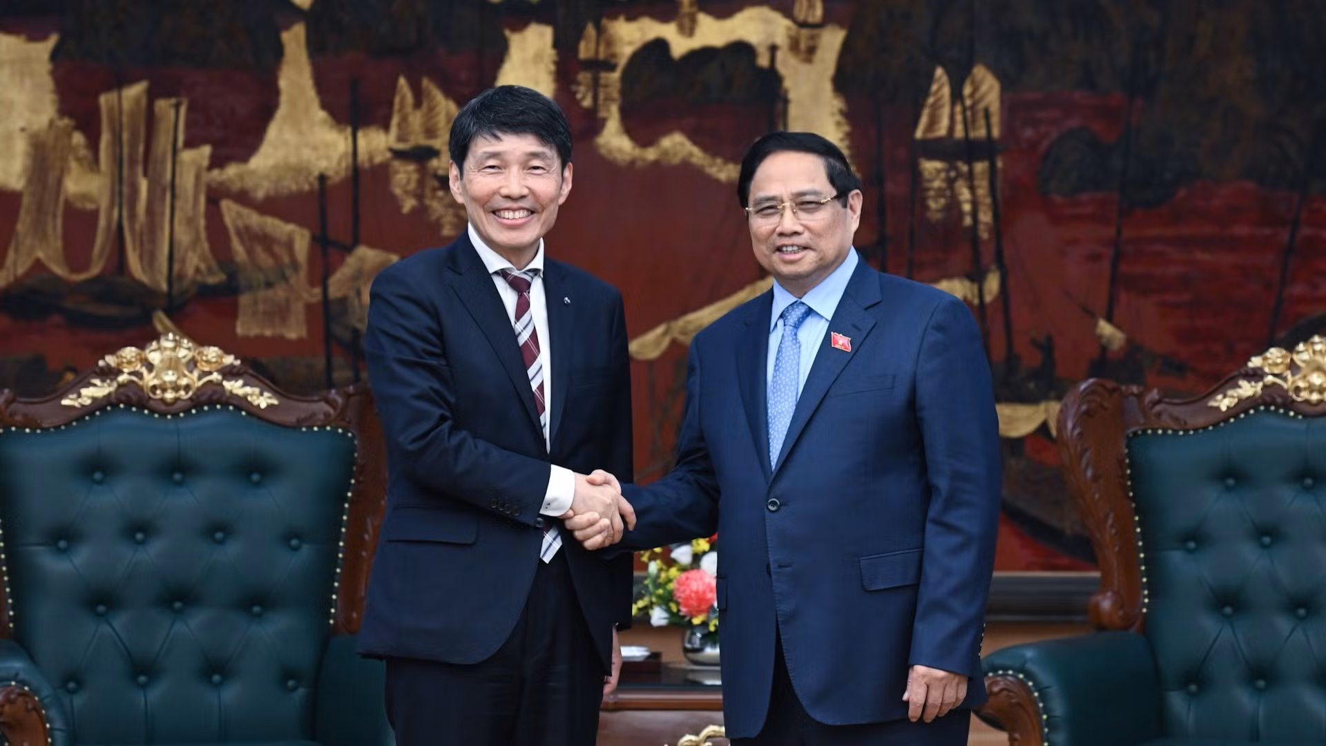 Le Premier ministre Pham Minh Chinh (droite) et Yamamoto Ichita, gouverneur de la préfecture de Gunma.