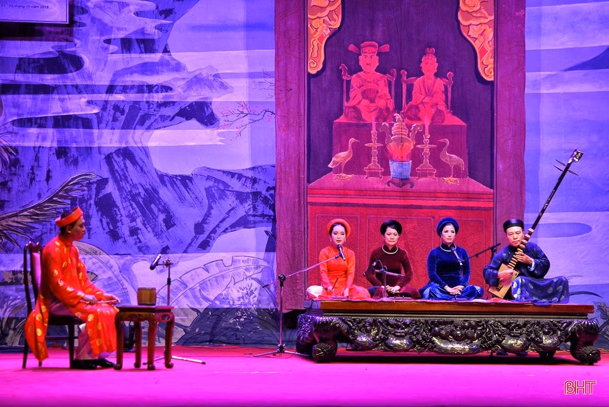 Une performance de la troupe artistique de Ha Tinh lors du Festival national de ca trù 2018. Photo : baohatinh.