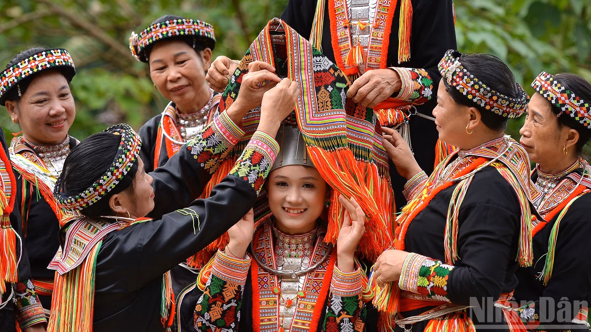 Un costume nuptial impressionnant, reflet de la richesse culturelle des Dao rouges.