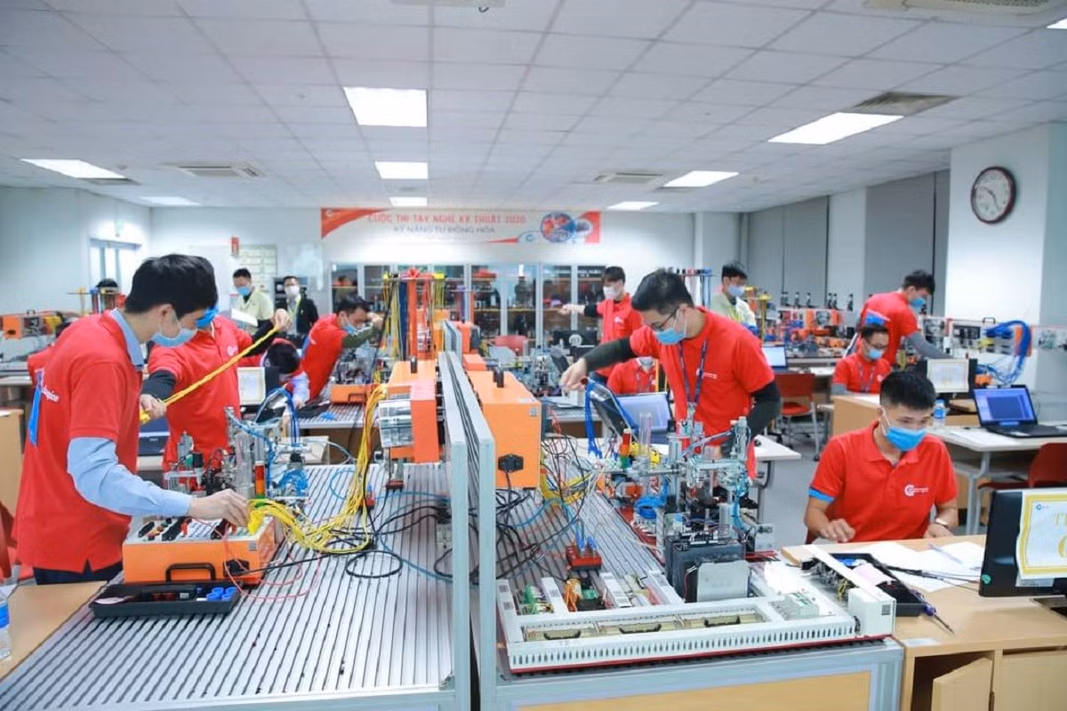 dao-tao-cong-nghe-cao-la-mot-trong-so-nhung-hoat-dong-dao-tao-ma-samsung-luon-chu-trong-172373101773324443027.jpg