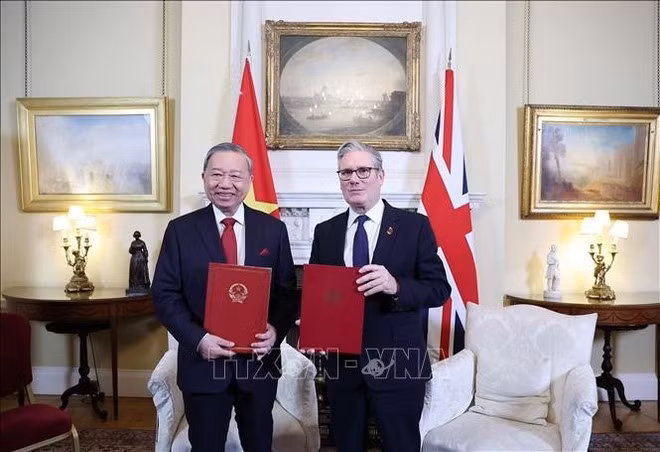 Le secrétaire général To Lam (gauche) et le Premier ministre du Royaume-Uni, Keir Starmer, échangent une déclaration conjointe sur le rehaussement des relations Vietnam-Royaume-Uni au niveau d'un partenariat stratégique global. Photo : VNA.