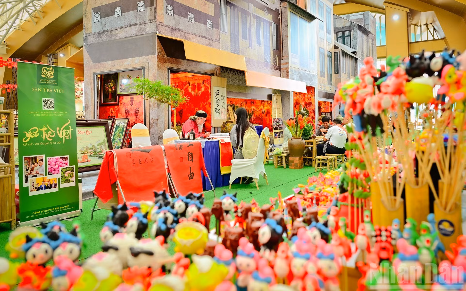 La « Rue de l’automne de Hanoi » attire de nombreux visiteurs et touristes.