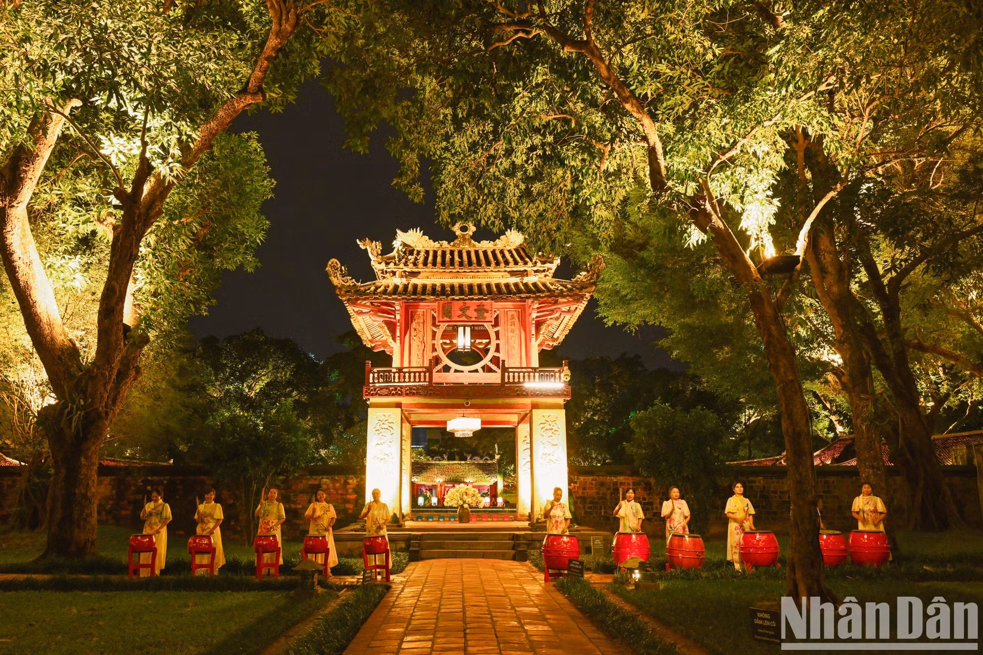 De la citadelle impériale de Thang Long au temple de la Littérature, en passant par le Musée de Hanoï, le village céramique de Bat Trang et les espaces culturels autour du lac Hoan Kiem, le Festival a investi différents lieux emblématiques de la capitale, mêlant patrimoine, création artistique et vie contemporaine.