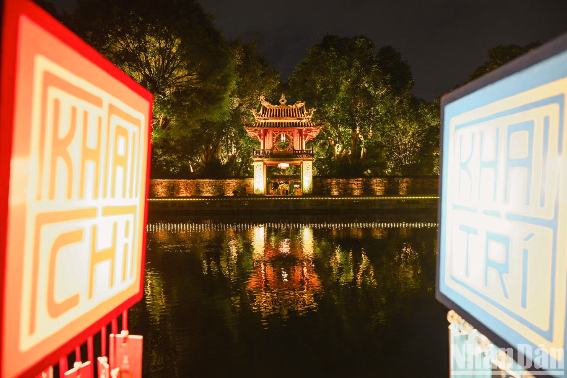 Le spectacle artistique « Khai Văn » s’est tenu dans l’espace patrimonial du temple de la Littérature-Quoc Tu Giam.