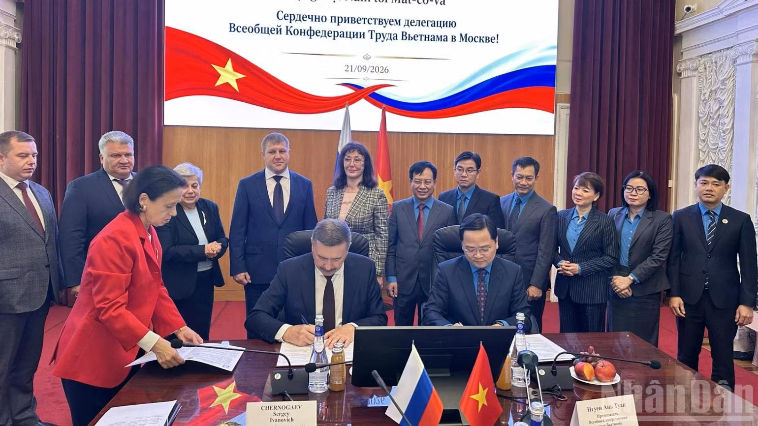 Le président de la Fédération des syndicats indépendants de Russie, Sergey Chernogaev, et le président de la Confédération générale du travail du Vietnam, Nguyen Anh Tuan, signent le mémorandum de coopération.