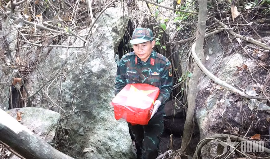 Des restes de martyrs sont sortis de la grotte Da Sap, à Da Nang. Photo : QDND.