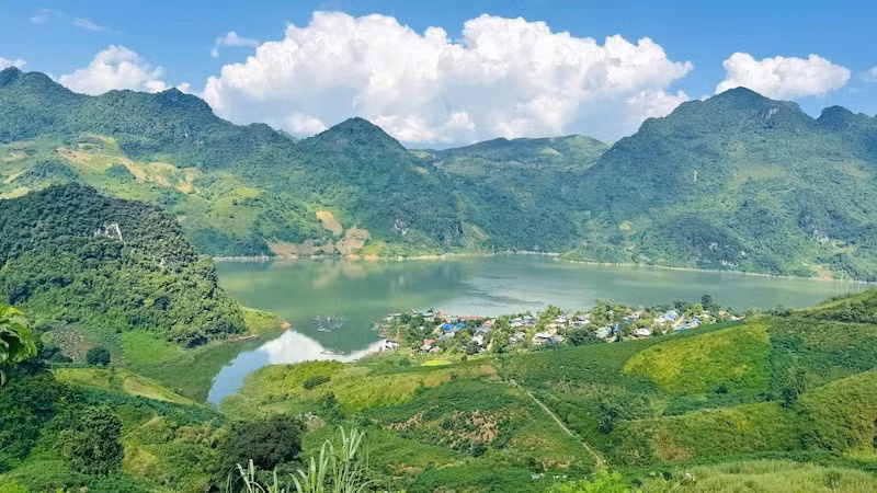 Le paisible village de Huoi Long au bord du lac de retenue.