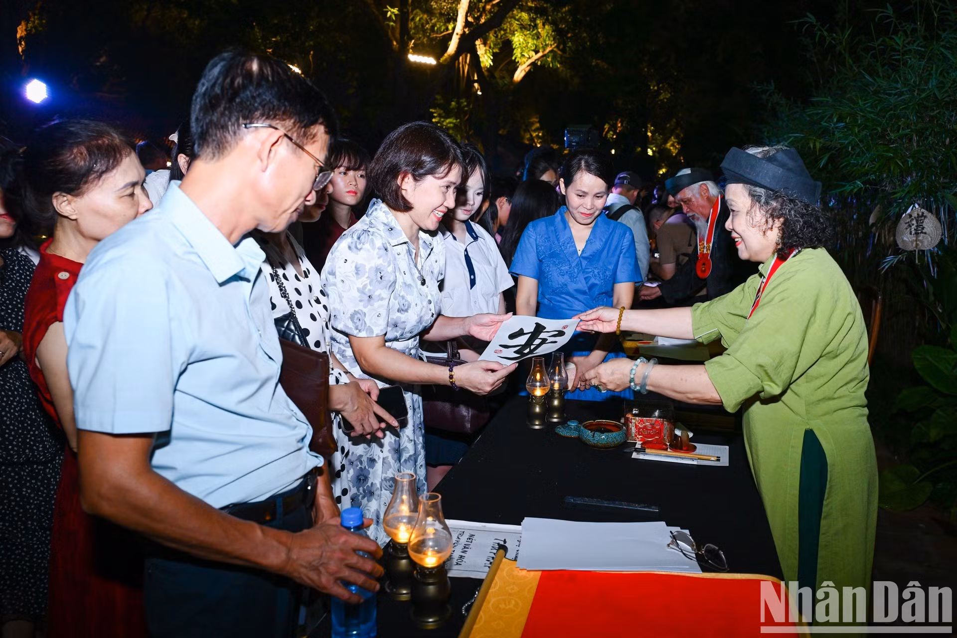 Le programme « Nét chữ an nhiên » se déroule au temple de la Littérature-Quoc Tu Giam.