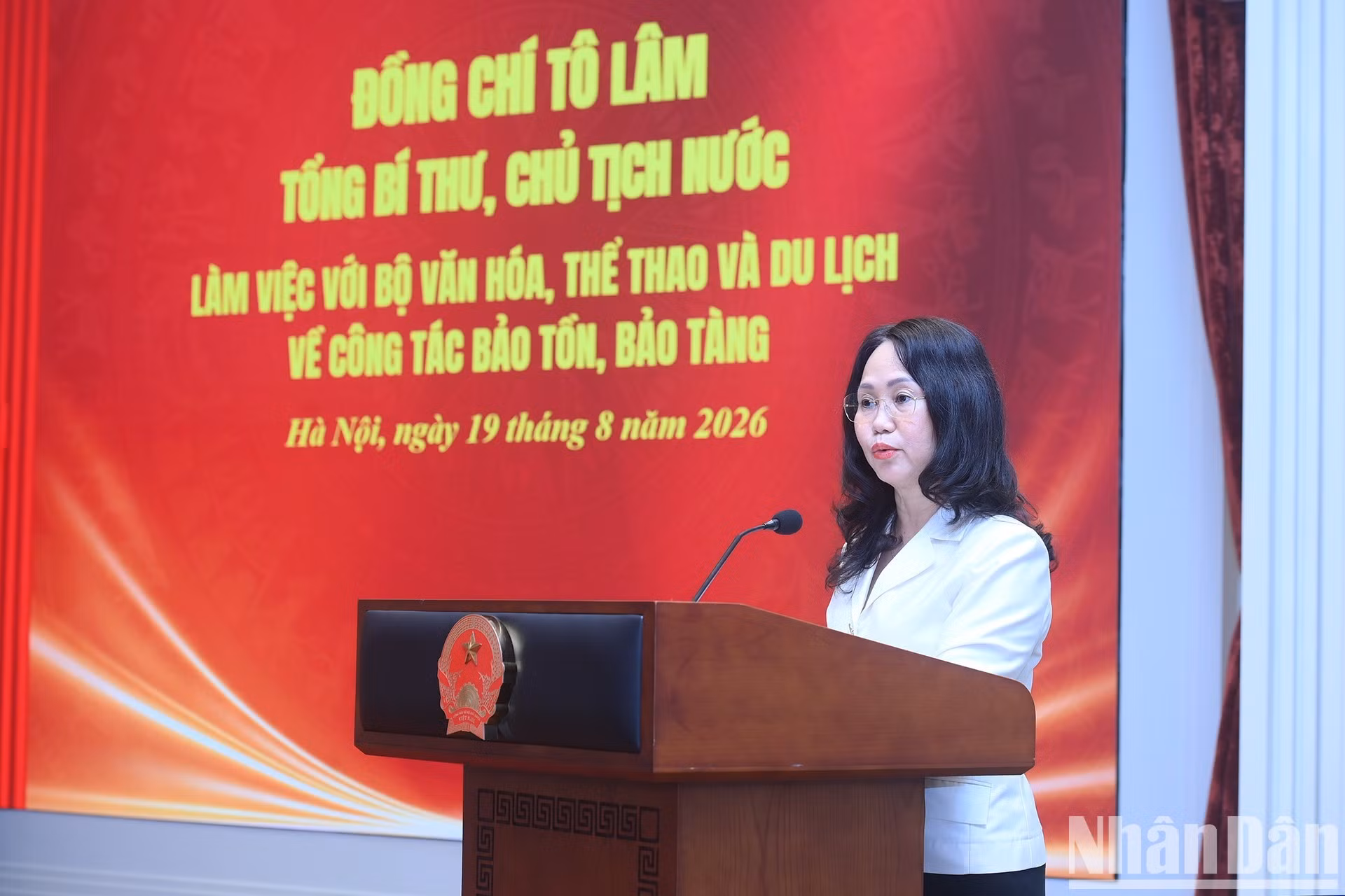 La ministre de la Culture, des Sports et du Tourisme, Lam Thi Phuong Thanh, présente le rapport.
