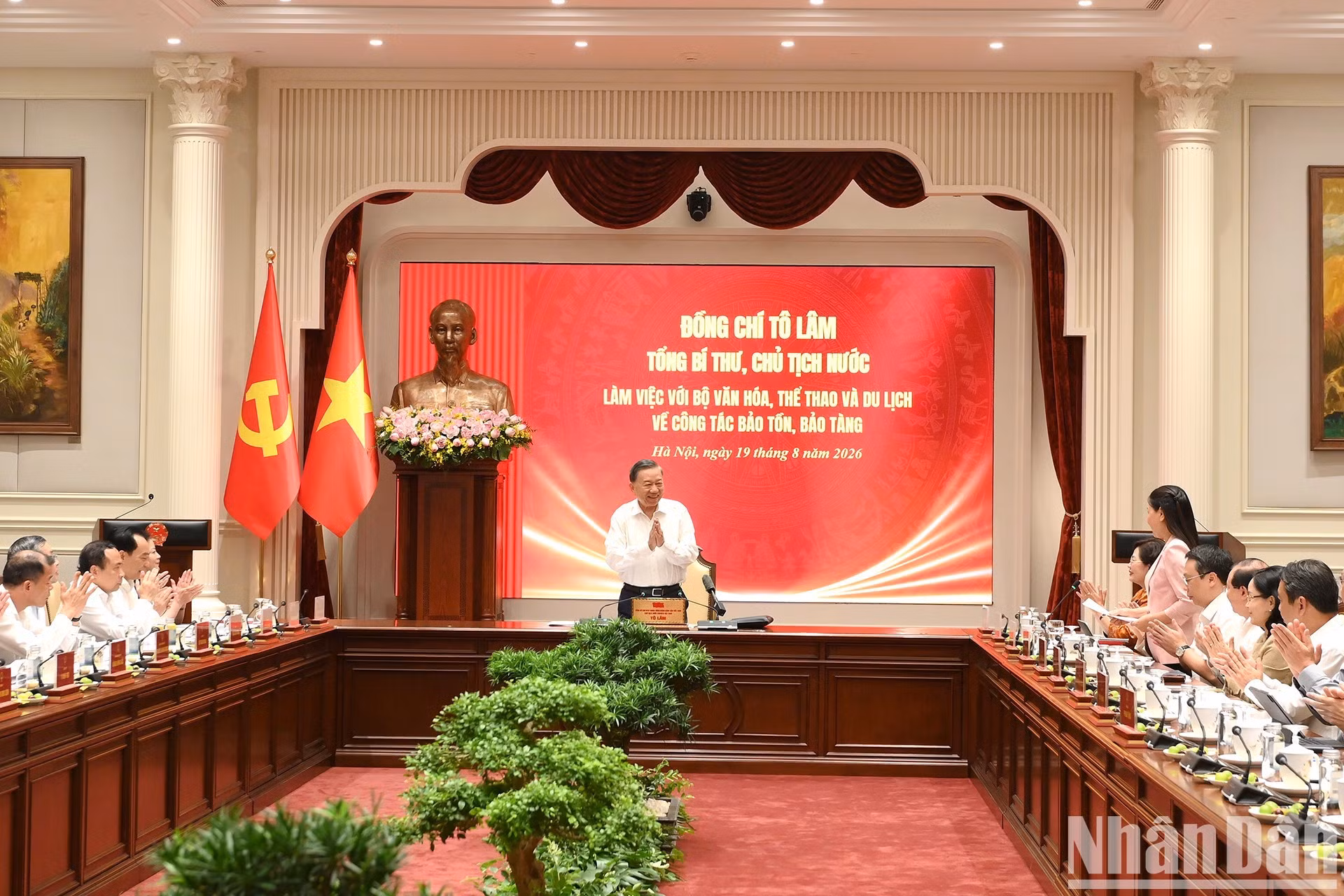 Le secrétaire général du PCV et président vietnamien To Lam préside la séance de travail.
