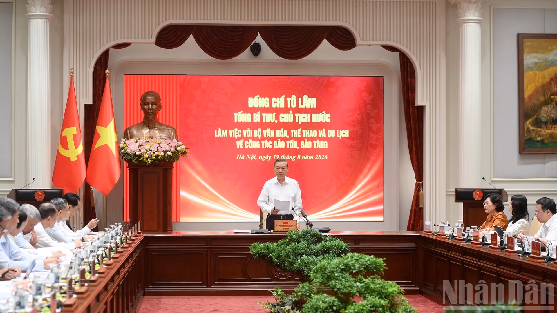 Le secrétaire général du PCV et président vietnamien To Lam préside la séance de travail.