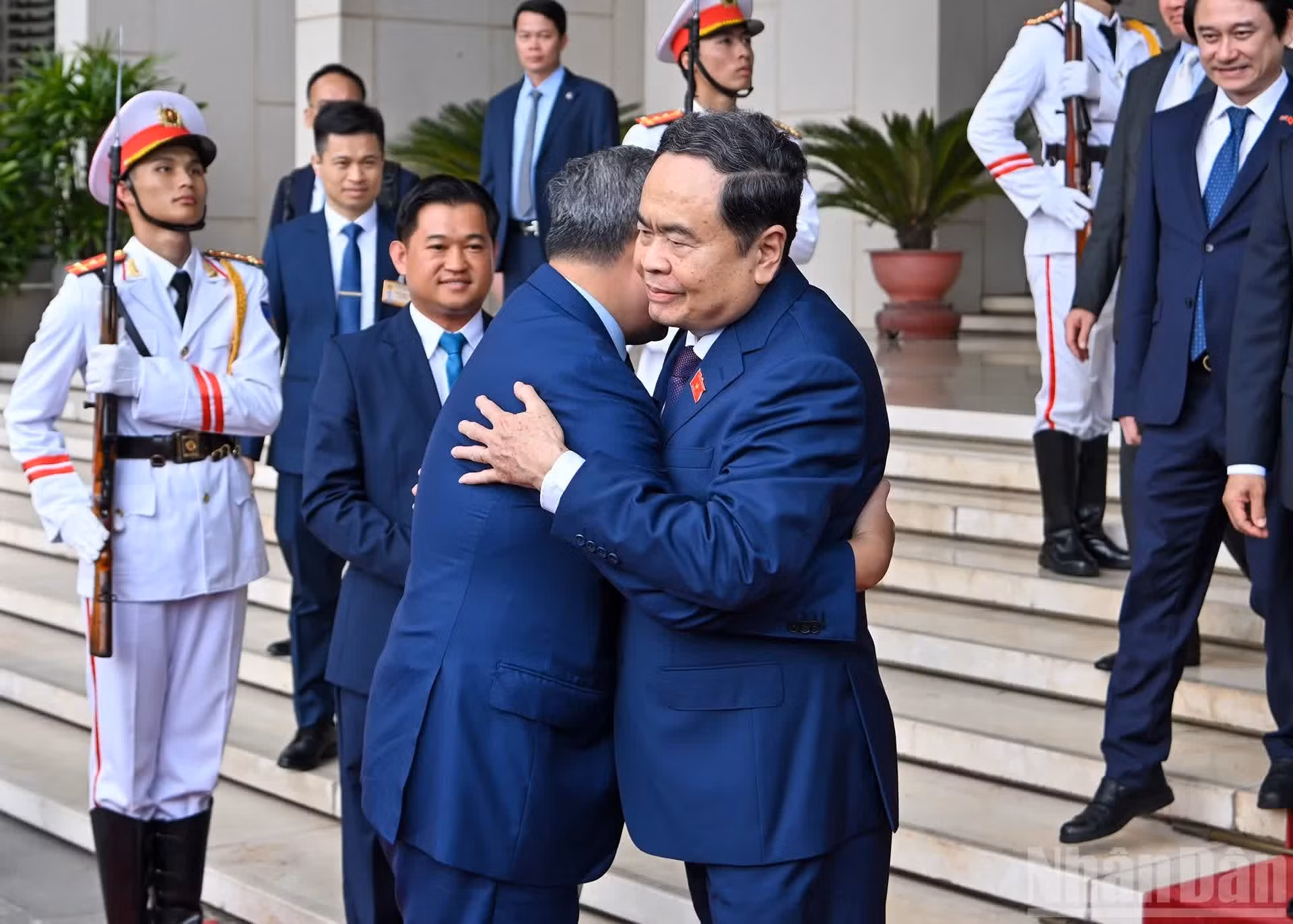 Le président de l’Assemblée nationale Tran Thanh Man raccompagne le Premier ministre cambodgien Hun Manet.