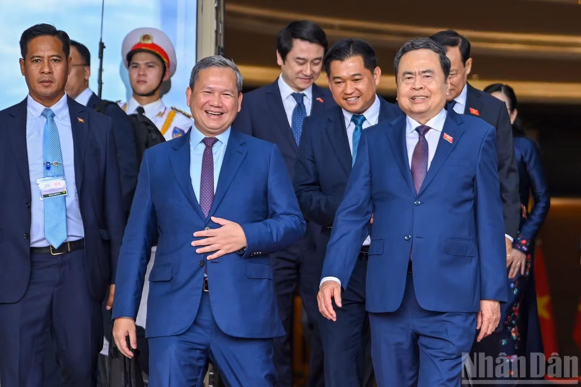 Le plus haut législateur vietnamien Tran Thanh Man et le Premier ministre cambodgien Hun Manet à l’issue de l’entretien.