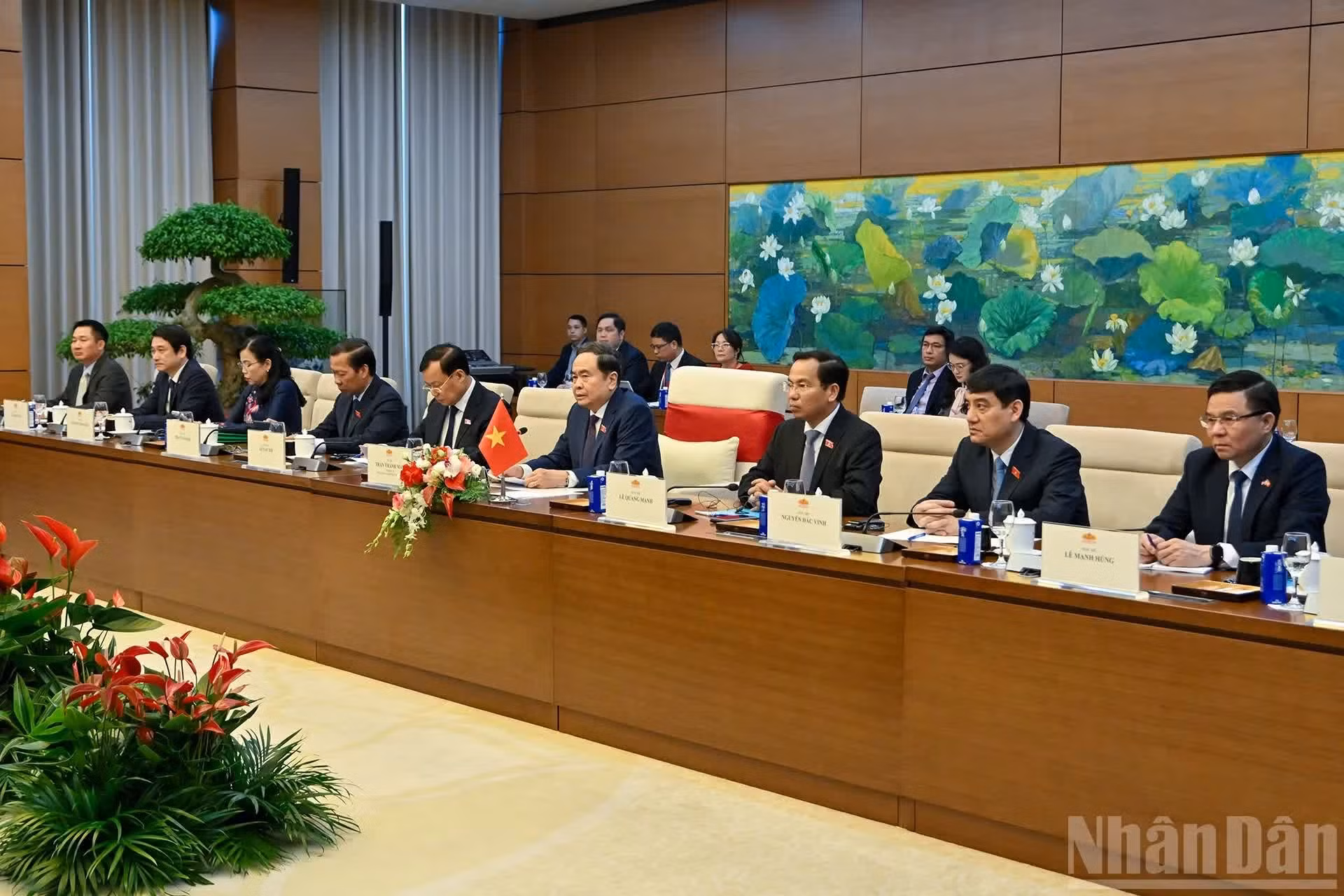 Le président de l’Assemblée nationale Tran Thanh Man et les délégués vietnamiens lors de l’entretien.