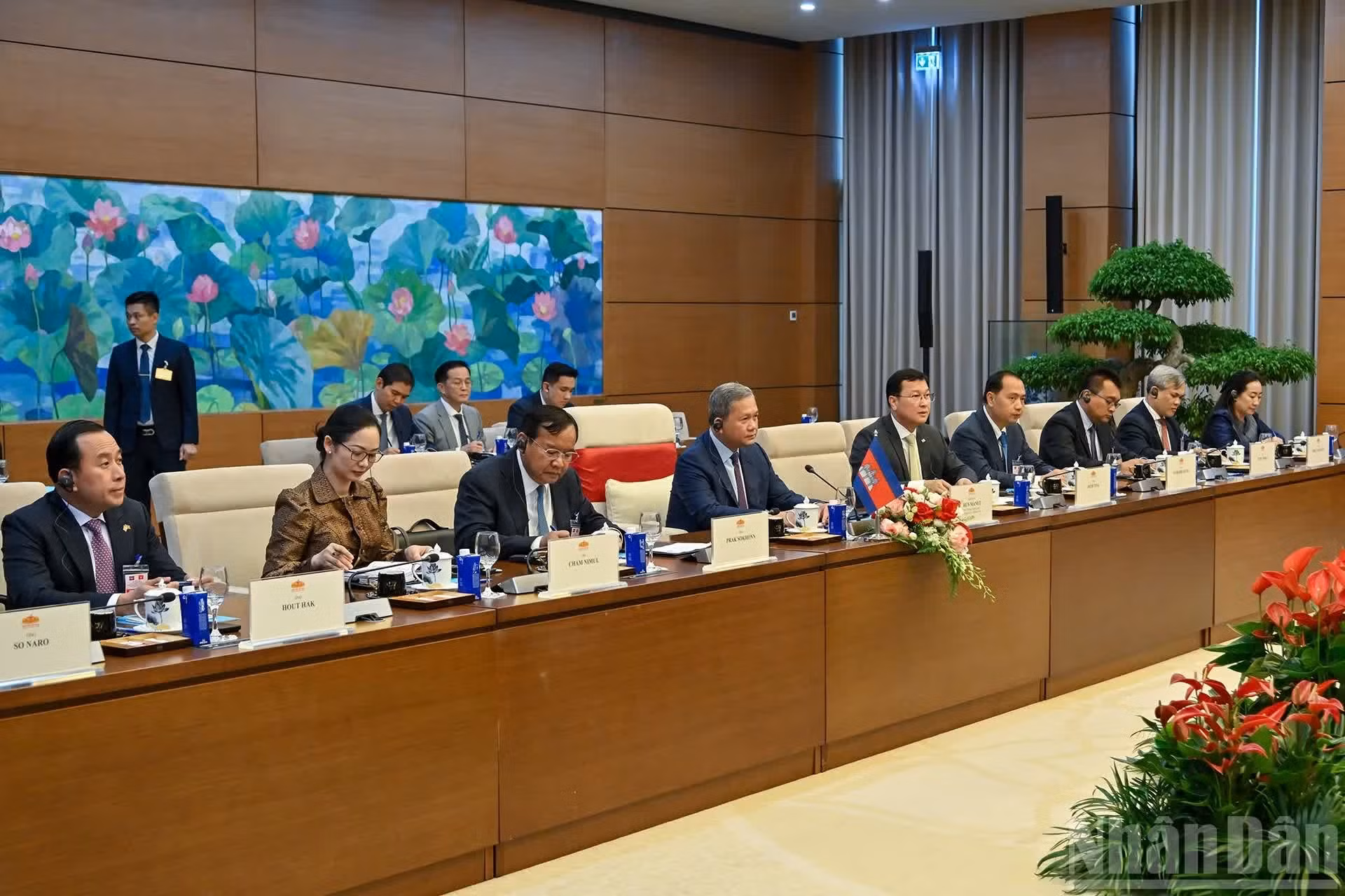 Le Premier ministre cambodgien Hun Manet et les membres de sa délégation lors de l’entretien.