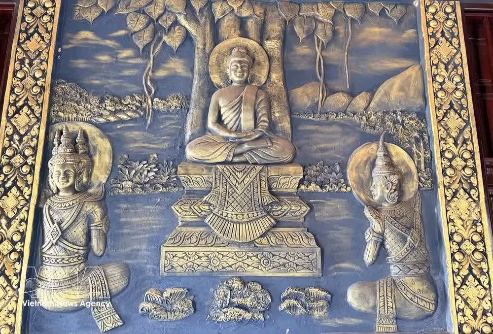 Les scènes illustrant la quête spirituelle et l’accession du Bouddha à l’éveil se distinguent par une grande richesse de détails, témoignant du remarquable savoir-faire artistique ainsi que des particularités culturelles du bouddhisme theravāda khmer. Photo : VNA.