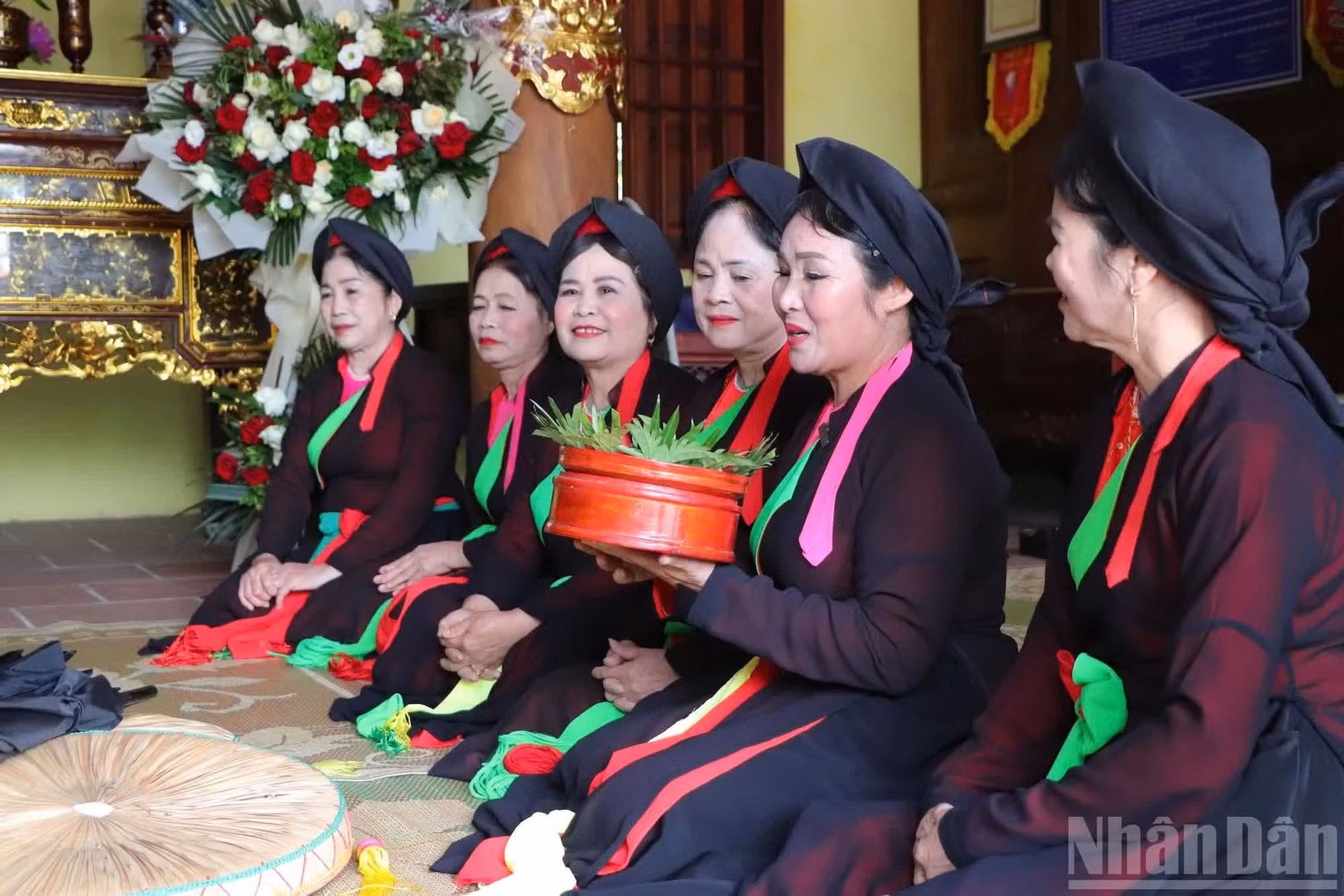 Des chanteuses du Club de quan họ du village de Diem, considéré comme le berceau du quan họ ancestral.
