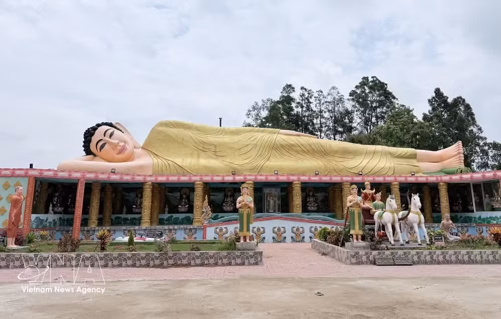 Le site abrite notamment une statue monumentale du Bouddha entrant dans le nirvana, longue de 100 mètres, considérée comme l’un des ouvrages emblématiques de la pagode. Photo : VNA.
