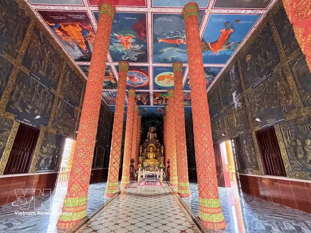 À l’intérieur du bâtiment principal, deux rangées de grandes colonnes soutiennent la toiture, créant un vaste espace à la fois lumineux et aéré. Les murs et les plafonds sont entièrement ornés de fresques et de bas-reliefs aux couleurs éclatantes retraçant la vie du Bouddha, de sa naissance à son cheminement spirituel vers l’illumination. Photo : VNA.