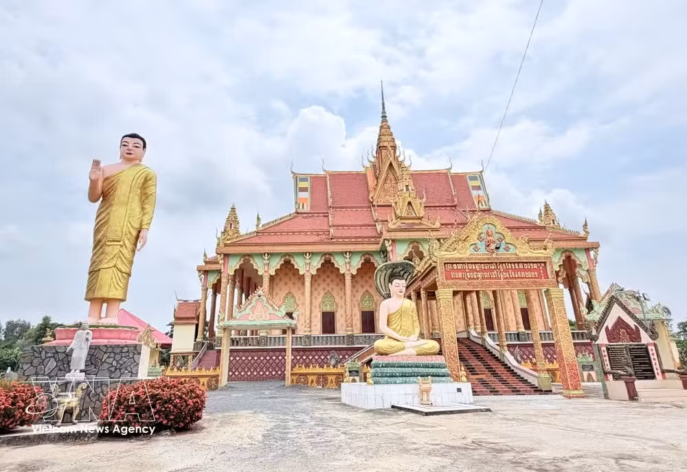 À l’entrée du sanctuaire principal, une statue du Bouddha debout, haute de 10 mètres, accueille les visiteurs. Photo : VNA.