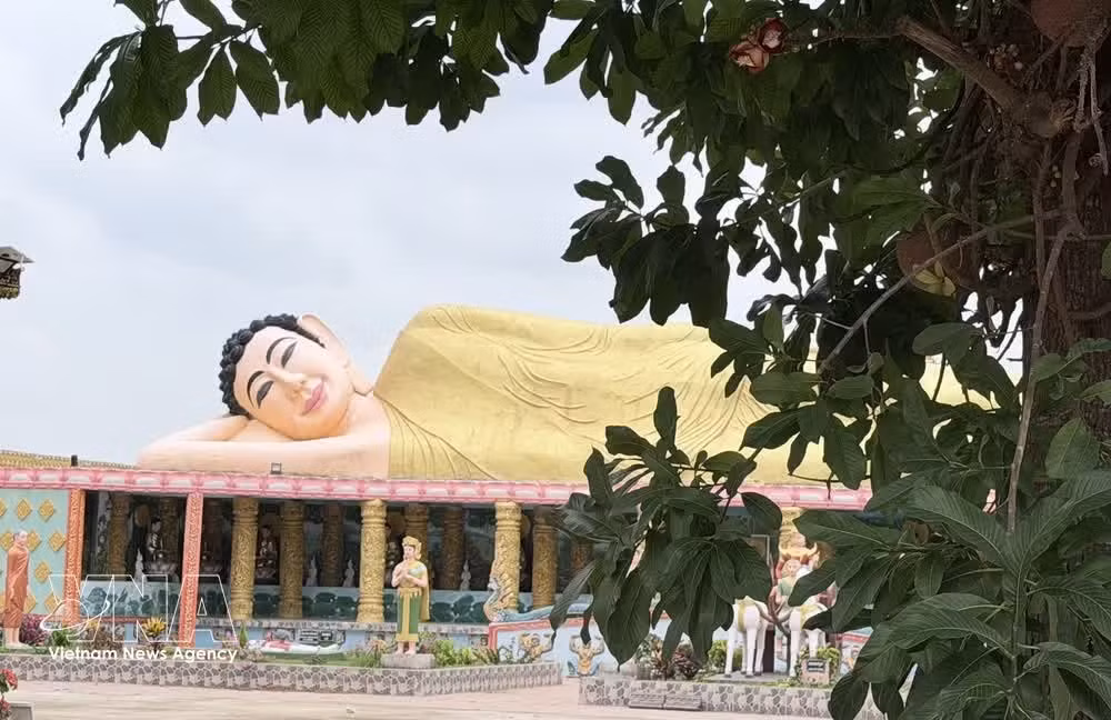 L’immense statue du Bouddha entrant dans le nirvana s’étend sur 100 mètres. Photo : VNA.