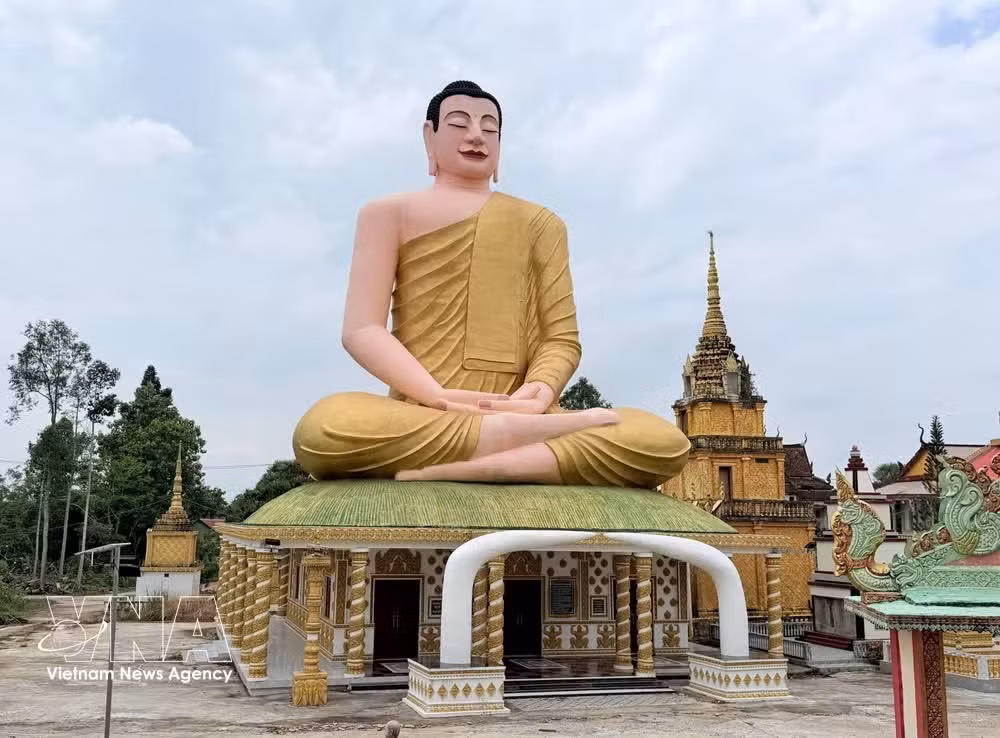 Dominant l’atmosphère paisible du complexe religieux, une statue monumentale du Bouddha en méditation, haute de 27 mètres, figure parmi les éléments les plus remarquables de cet ensemble architectural. Photo : VNA.