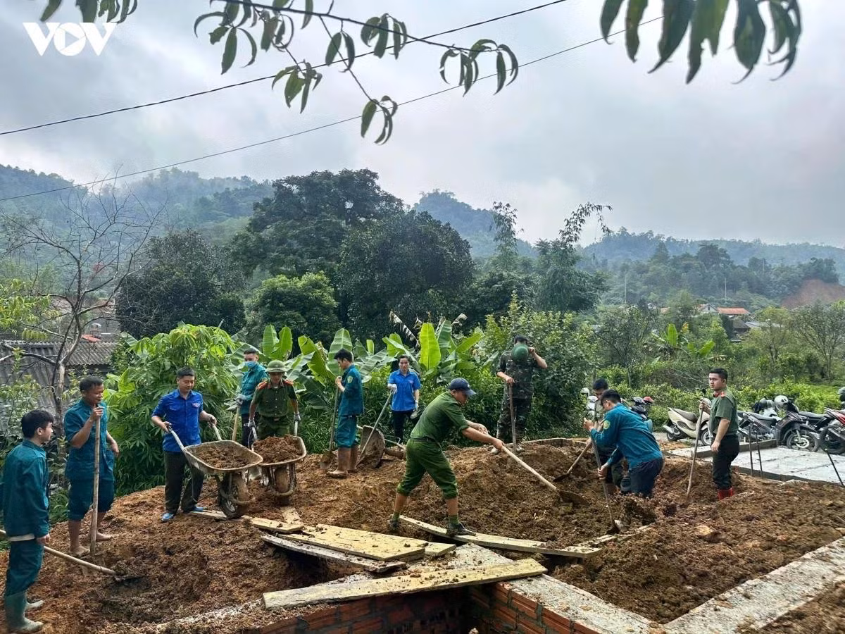 Les autorités locales, les organisations de masse, et les habitants du voisinage viennent prêter main-forte à Trieu Van Giang pour le lancement des travaux de sa nouvelle maison. Photo : VOV.