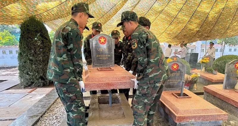 Les cadres et soldats du Commandement militaire de la province de Dien Bien s’attachent avec minutie à remettre chaque tombe en état après les opérations de fouille et de prélèvement. Photo : NDEL.