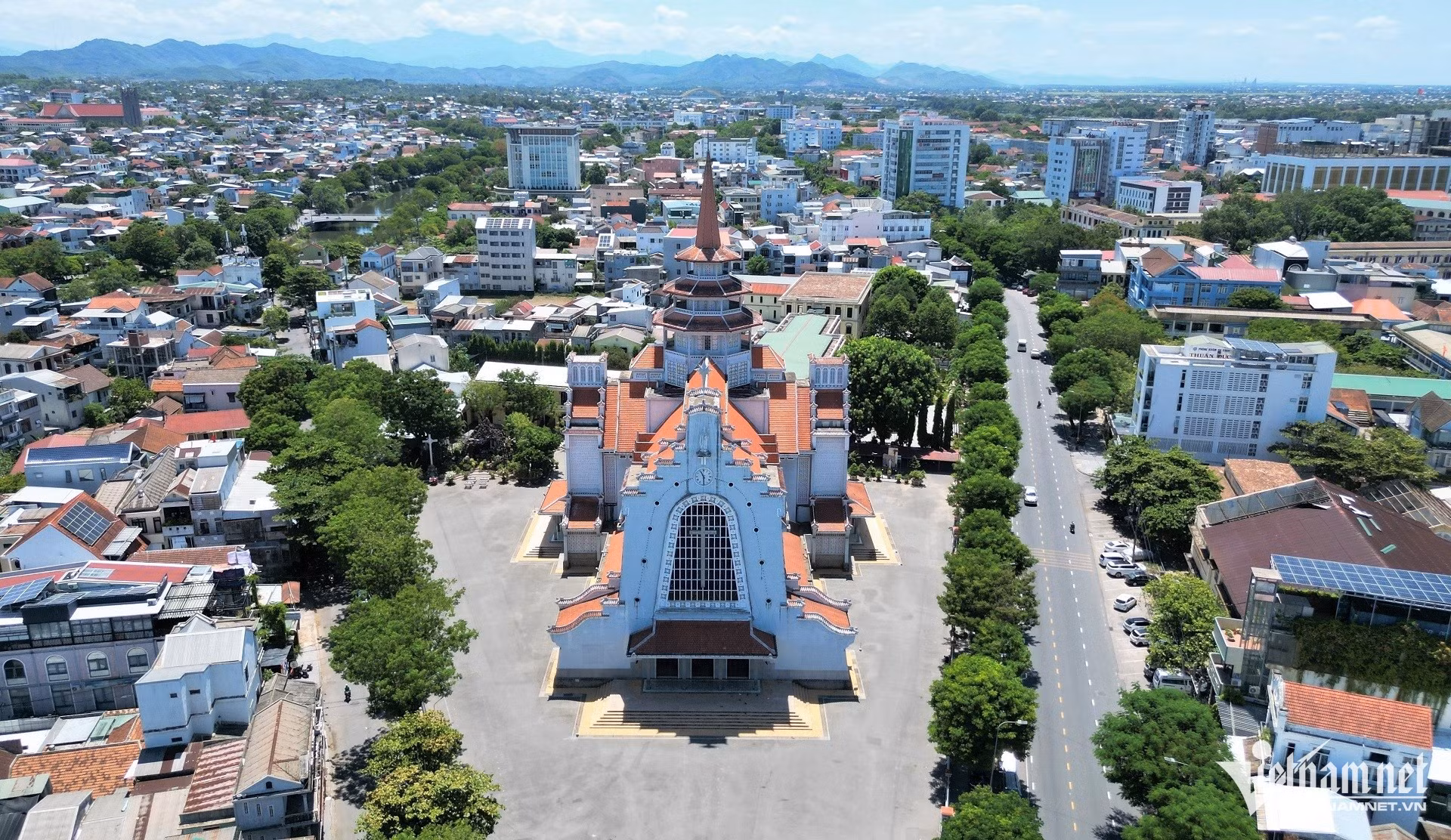 Avec l’église de Phu Cam, l’église Notre-Dame du Perpétuel Secours figure parmi les deux plus grandes églises catholiques de Hue. Photo : Vietnamnet.
