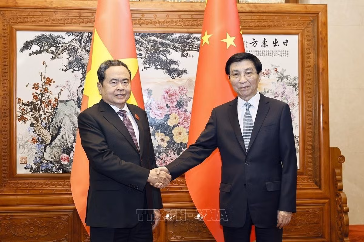 Le président de l’Assemblée nationale vietnamienne, Tran Thanh Man (à gauche), et Wang Huning, président du Comité national de la Conférence consultative politique du peuple chinois. Photo : VNA.