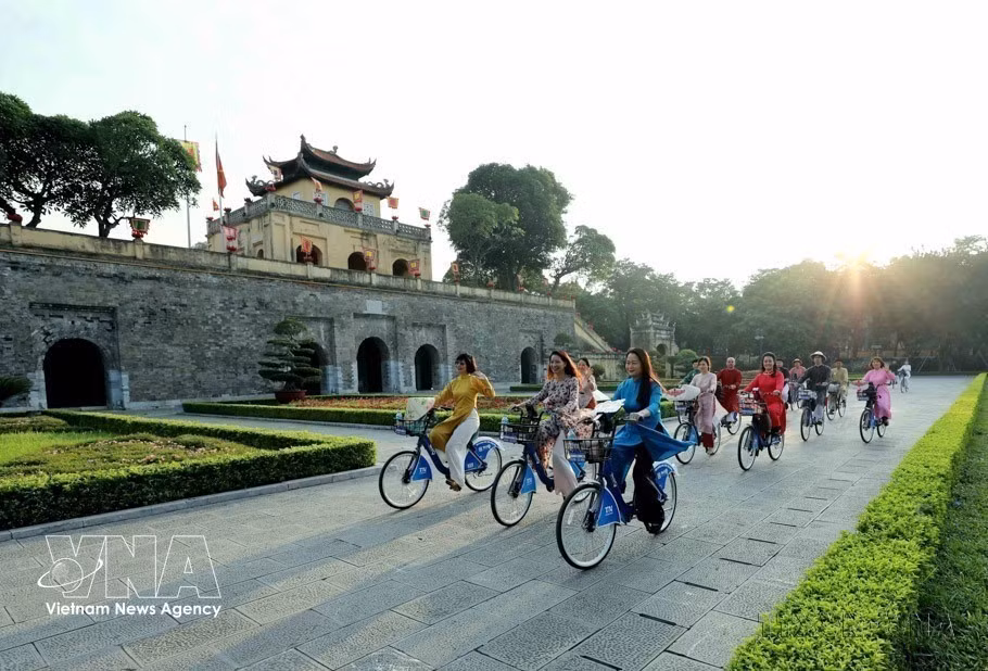 Aux yeux de la communauté internationale, Hanoï se distingue par son dynamisme et son développement, tout en préservant son identité et ses traditions. Sur la photo : Des femmes vêtues de l’áo dài traditionnel parcourent à vélo les sites patrimoniaux de la capitale, lors de l’événement « L’áo dài, trait d’union entre tourisme et patrimoine de Hanoï », organisé en 2023.