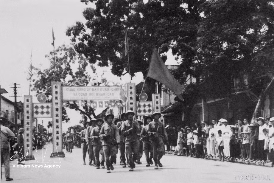 La population accueille chaleureusement les troupes de l’Armée populaire du Vietnam venues prendre le contrôle de Ha Dong, le 6 octobre 1954. Photo : Archives de la VNA.