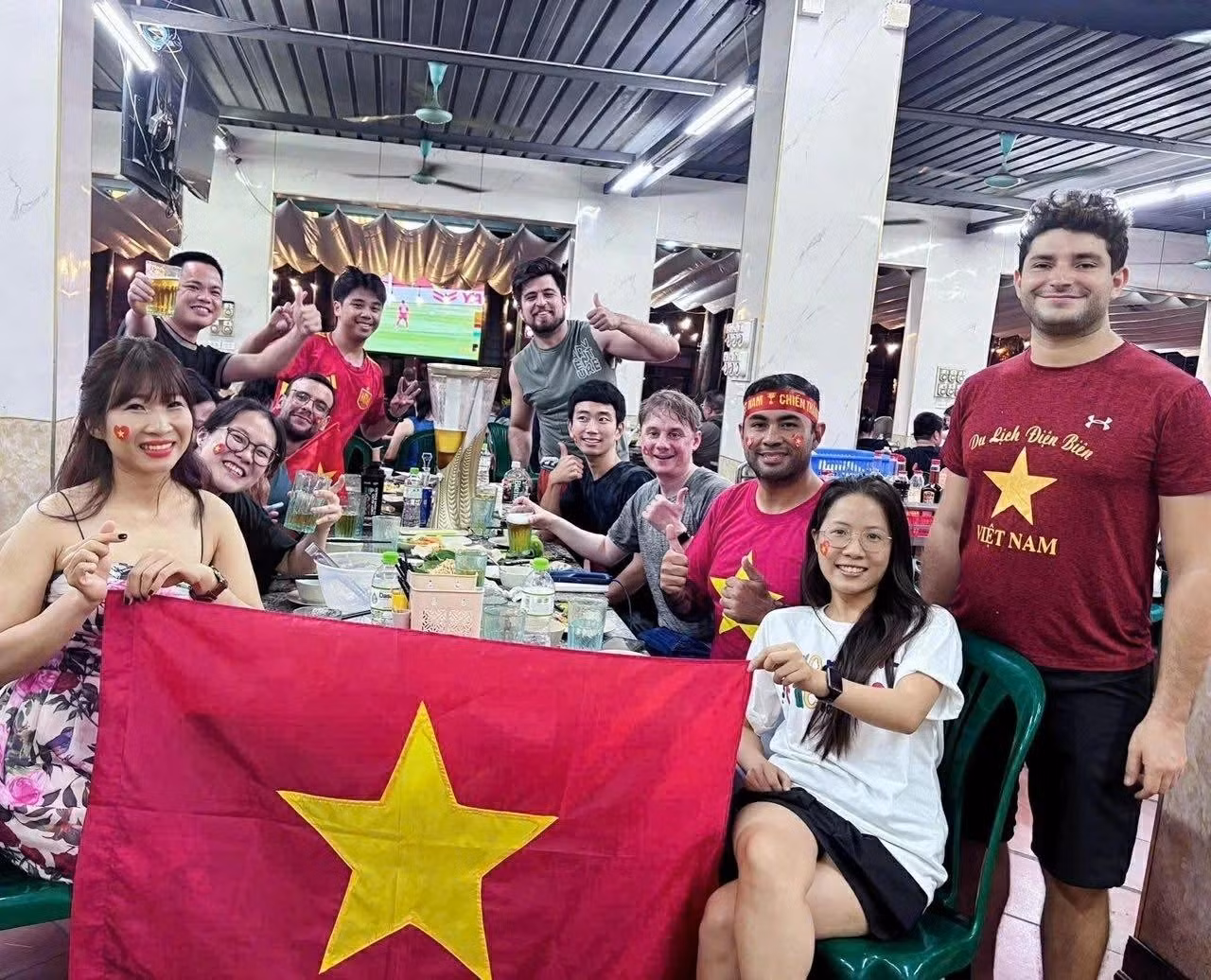 Les rencontres rapprochent les gens, qui partagent des moments simples et leur attachement au Vietnam. Photo : Chris Garcia.