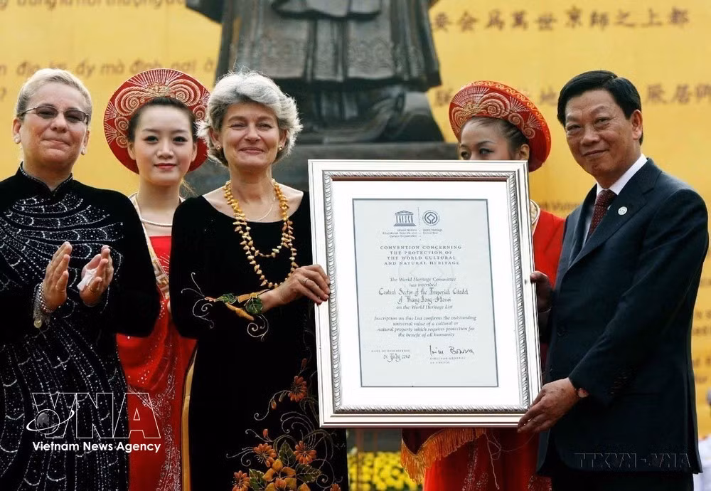 La directrice générale de l’UNESCO, Irina Bokova, remet à Nguyen The Thao, président du Comité populaire de Hanoï, le certificat attestant l’inscription du secteur central de la Cité impériale de Thang Long sur la Liste du patrimoine mondial, lors de la cérémonie d’ouverture des célébrations du millénaire de Thang Long - Hanoï, le 1er octobre 2010. Photo : VNA.