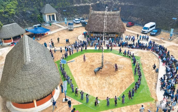 Les habitants et de nombreux visiteurs prennent part à la fête de remerciement à la forêt.