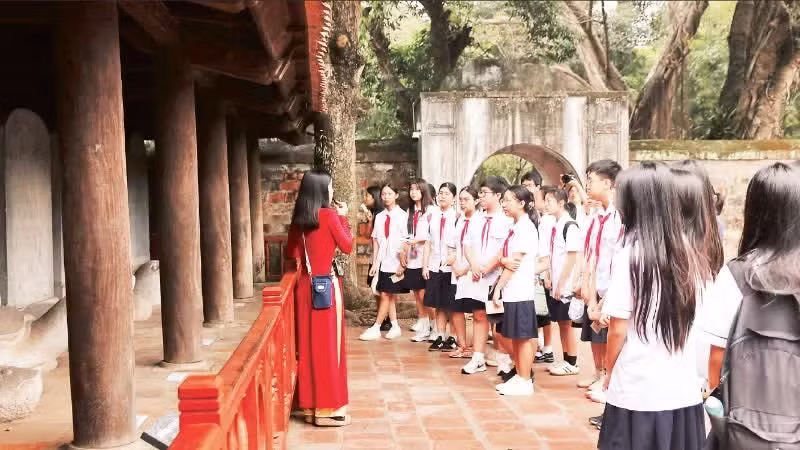 Les élèves et étudiants représentent une large part des visiteurs venus découvrir le Temple de la Littérature à Hanoï pendant les congés des fêtes des rois Hung. Photo : NDEL.
