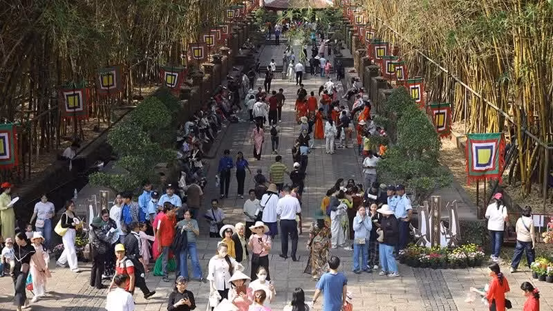 De nombreux habitants se sont rendus au Mémorial des rois Hung, situé dans le parc historique et culturel national, quartier de Long Binh, pour y déposer de l'encens en hommage aux rois Hung. Photo : NDEL.