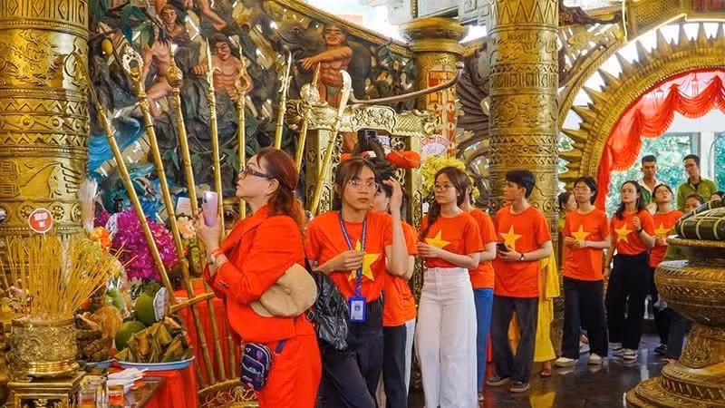 Des jeunes offrent de l'encens aux rois Hung au parc culturel et touristique Suoi Tien, à Hô Chi Minh-Ville. Photo : NDEL.