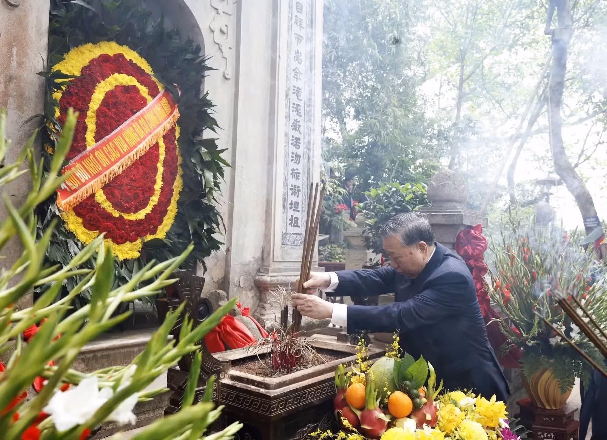 Le secrétaire général et président To Lam présente des offrandes d’encens au temple des rois Hùng. Photo : VNA.