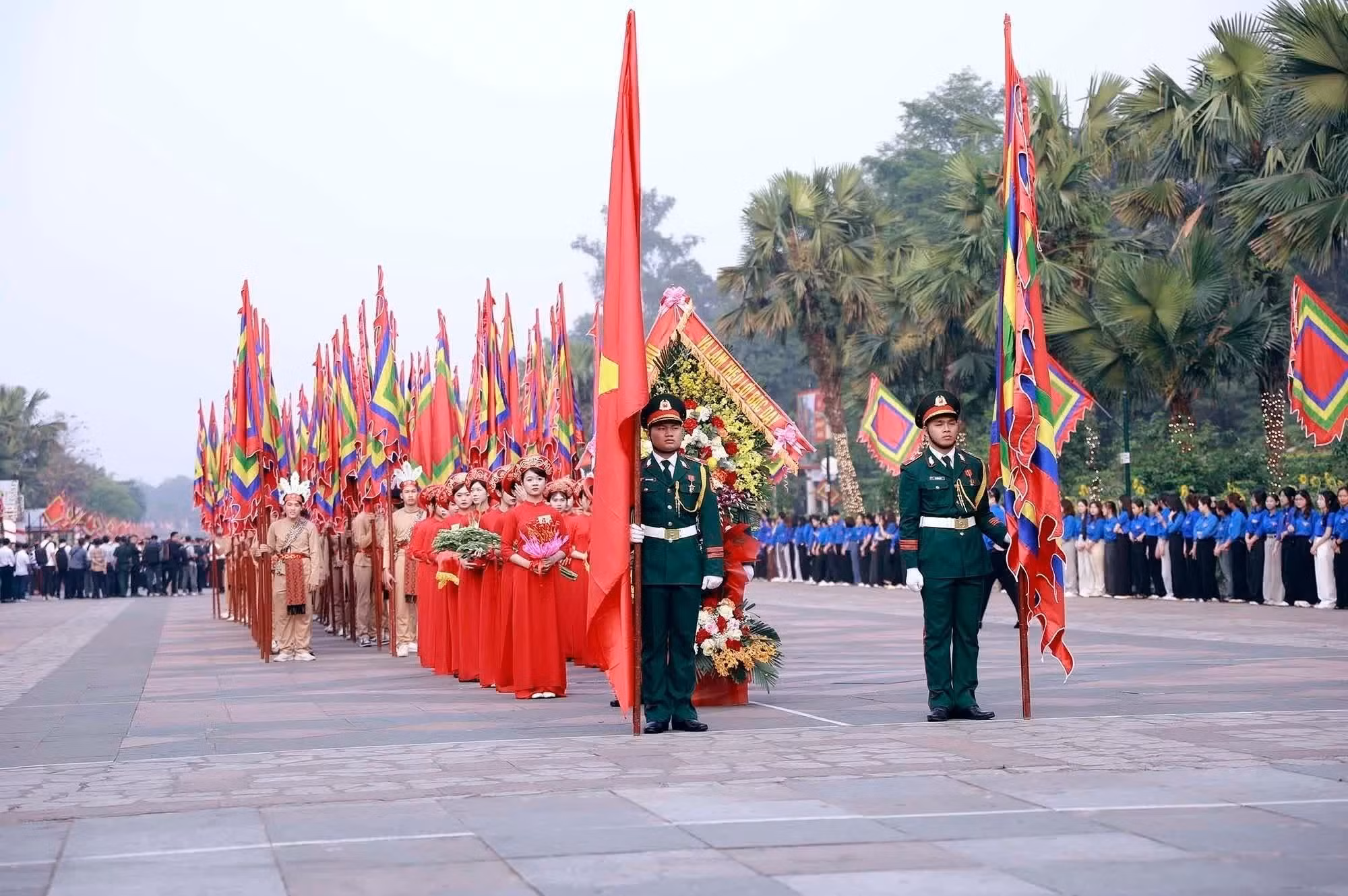 Le cortège de palanquins se dirige vers le mont Nghia Linh, lieu de culte des rois Hùng. Photo : VNA.