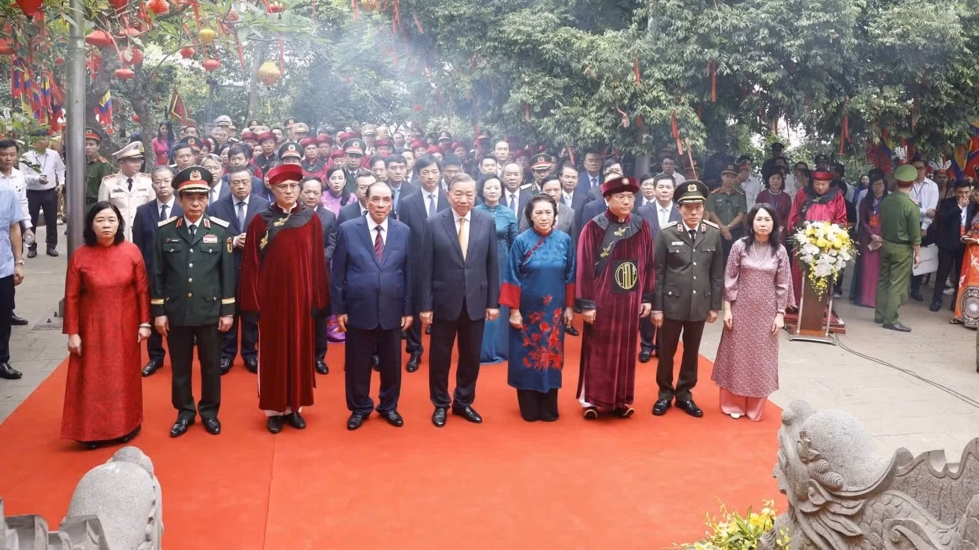 Le secrétaire général et président To Lam, aux côtés de dirigeants du Parti et de l’État, procède au rite d’hommage en mémoire des rois Hùng au temple Kinh Thien. Photo : VNA.