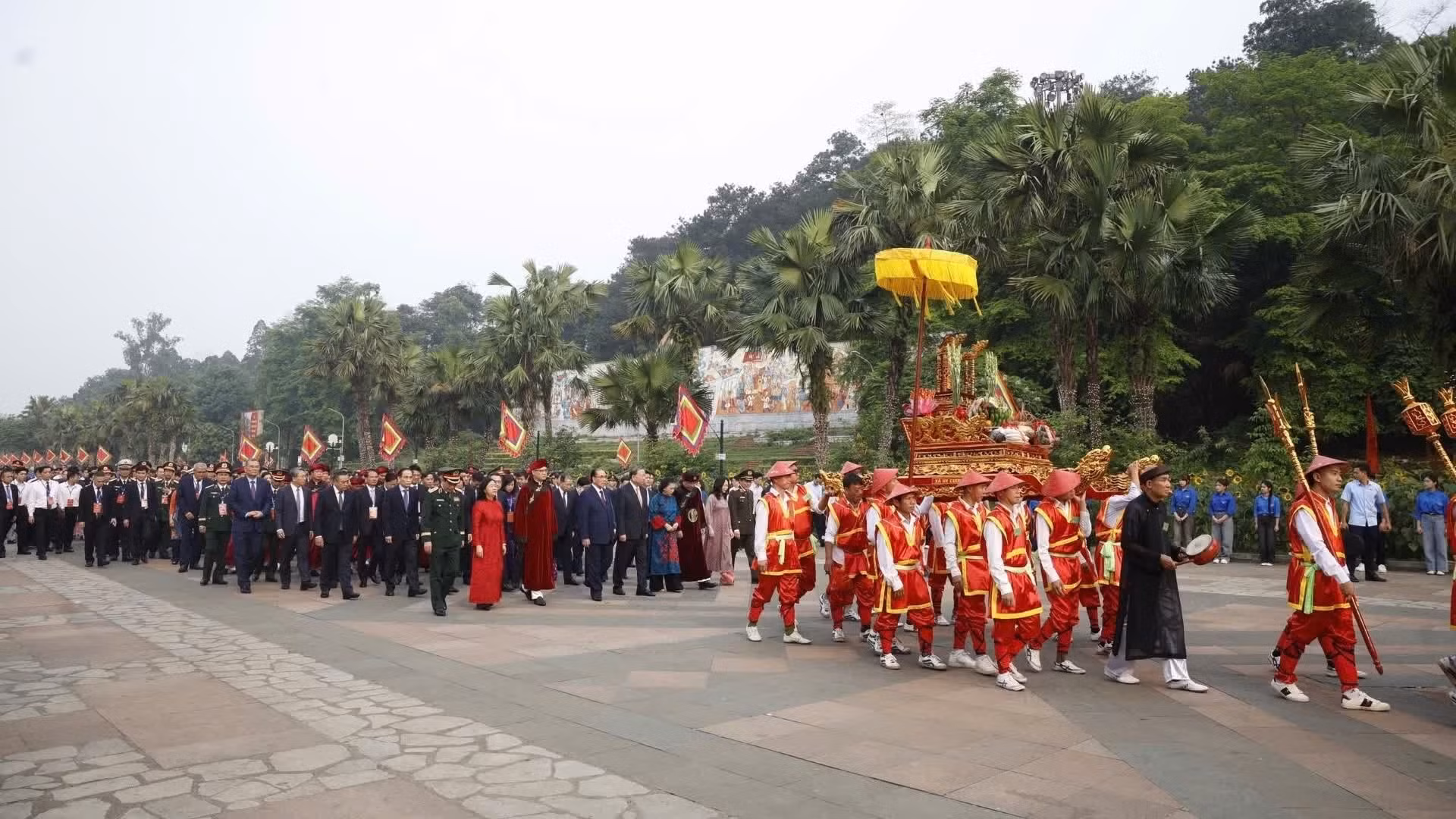 Le secrétaire général du Parti communiste du Vietnam (PCV) et président de la République, To Lam, accompagné de dirigeants et d’anciens dirigeants du Parti et de l’État, se rend au mont Nghia Linh. Photo : VNA.